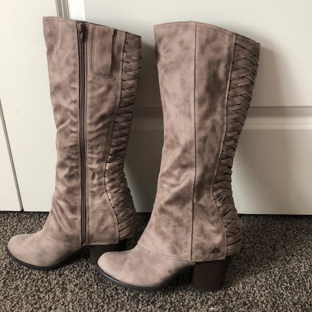 Grey boots